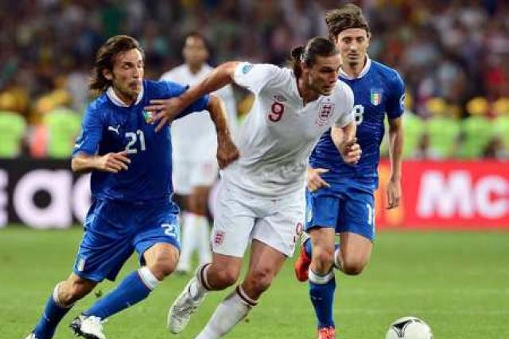 Andy Carroll í baráttu við Andrea Pirlo.