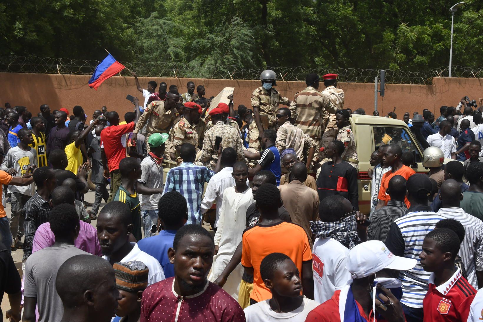 Þúsundir manna mótmæltu fyrir utan franska sendiráðið í Niamey, í …