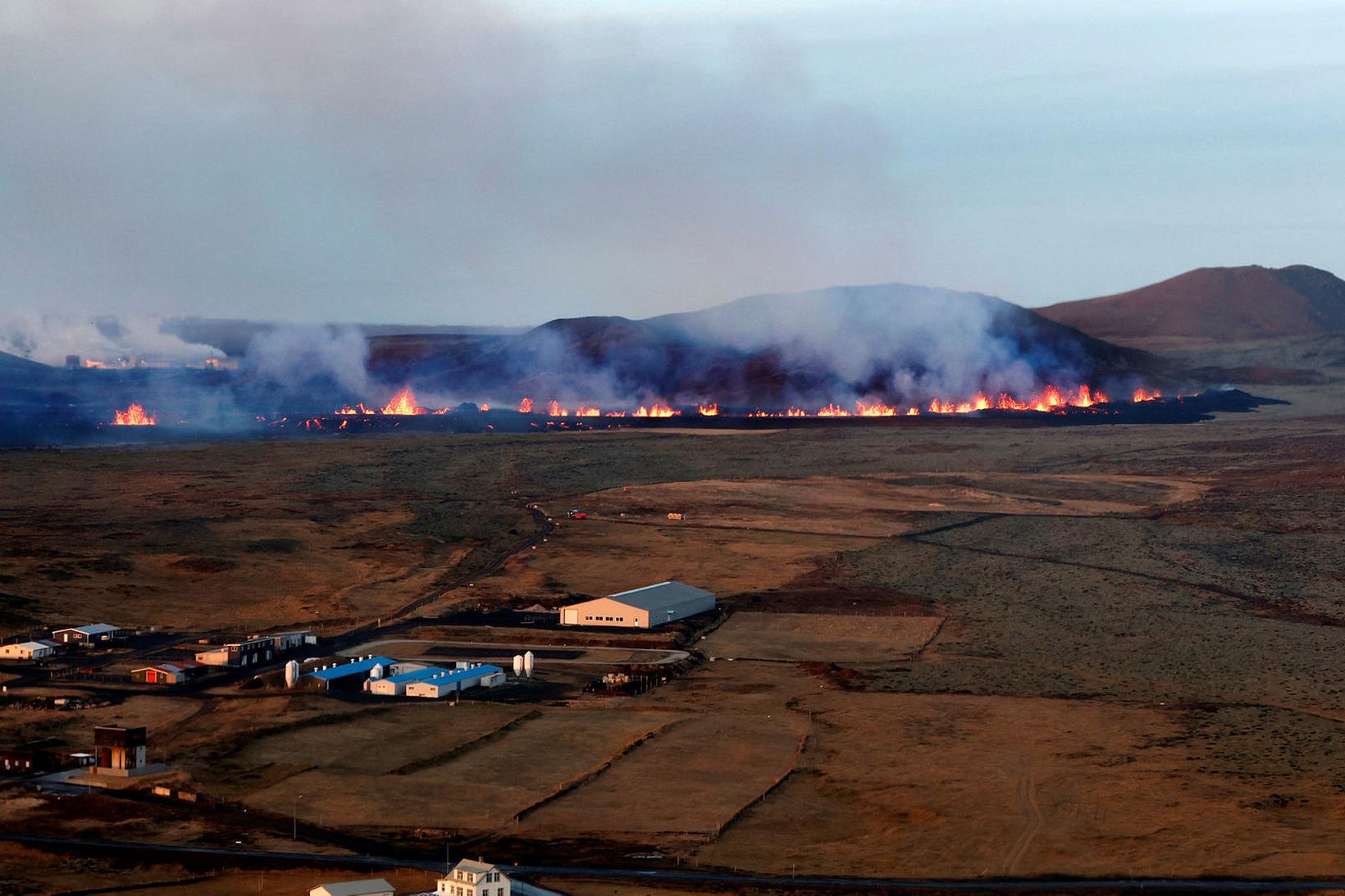 Eldgos hófst við Grindavík í morgun.