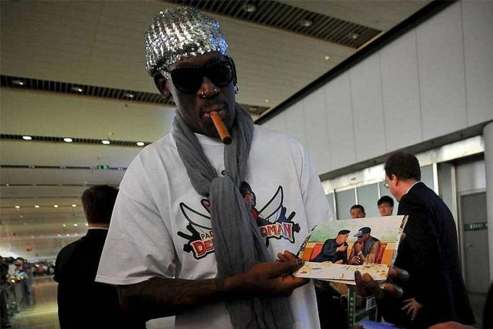 Dennis Rodman sýnir myndir af sér með Kim Jong-un.