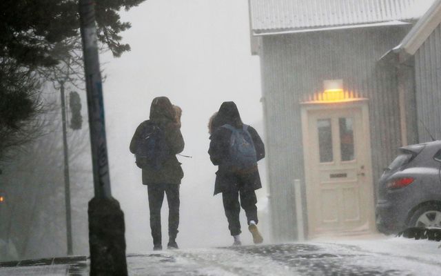 Mikið hvassviðri verður á vesturhelmingi landsins á morgun.