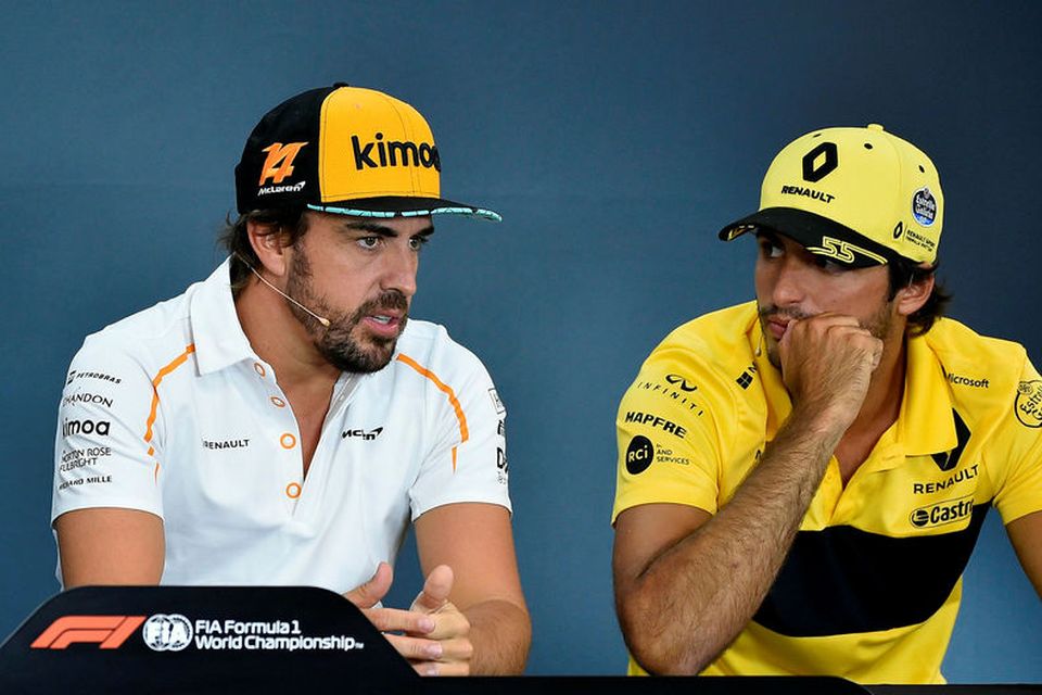 Fernando Alonso (t.v.) ræðir við landa sinn og verðandi arftaka hjá McLaren, Carlos Sainz, á …