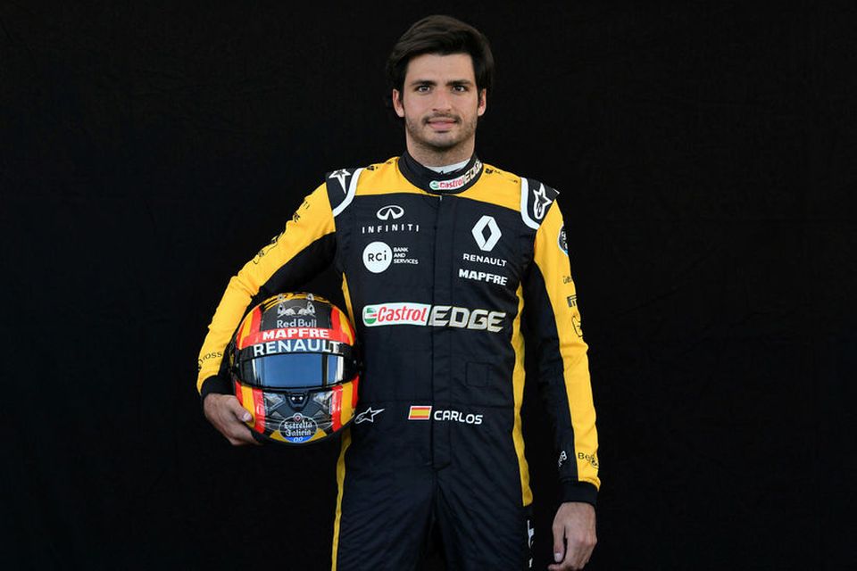 Carlos Sainz hjá Renault með hjálm sinn í Melbourne.