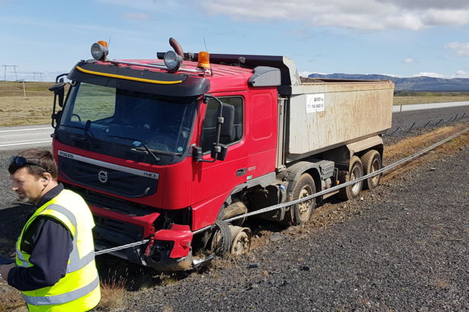 Dekk sprakk á flutningabíl á Sandskeiði á Suðurlandsvegi í dag …