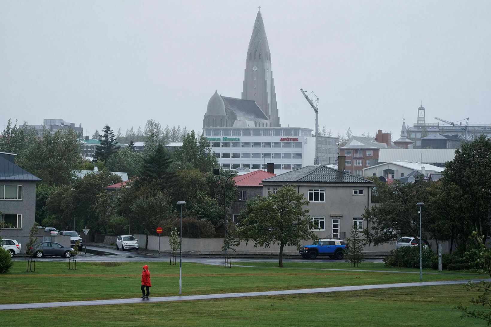 Úrkomulítið verður síðdegis og það rofar til sunnan- og austanlands. …