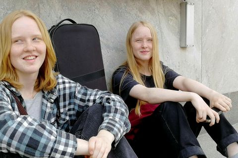 Hildur og Katrín Jónsdóttir eru 18 ára tvíburar sem spila á stóra sviðinu í Malmö …