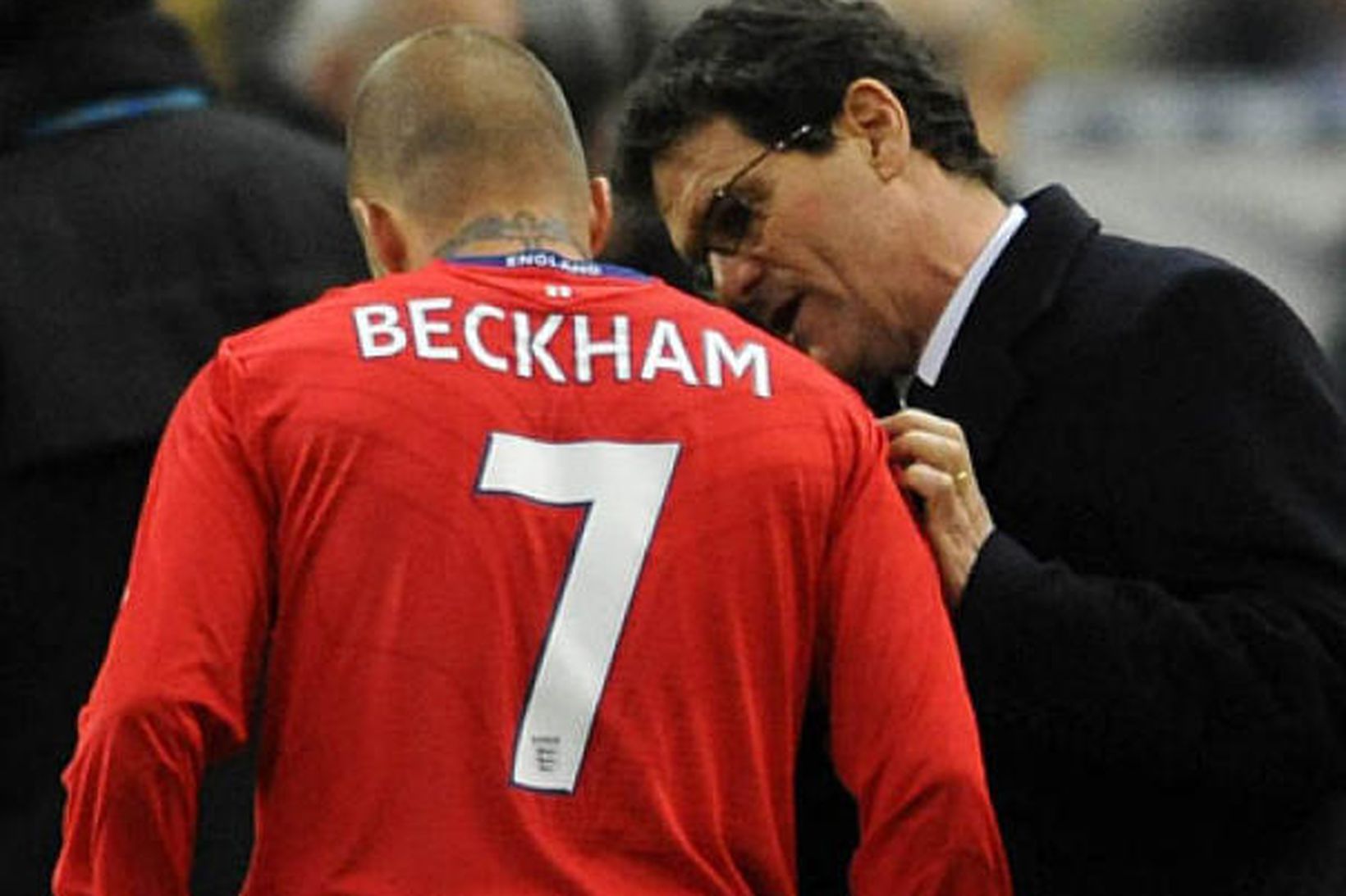 Fabio Capello ræðir við David Beckham á Stade de France.