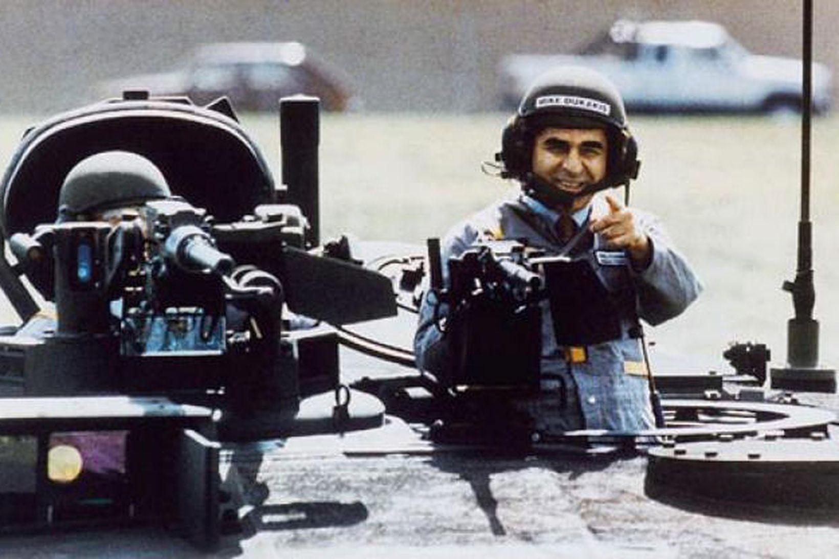 Michael Dukakis með hjálminn góða. Hann hefði betur sleppt myndatökunni.