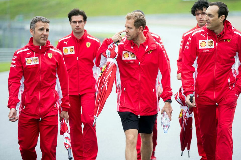 Sebastian Vettel (fyrir miðju) skoðar brautina í Speilberg í Austurríki ásamt nokkrum vélfræðingum sínum.