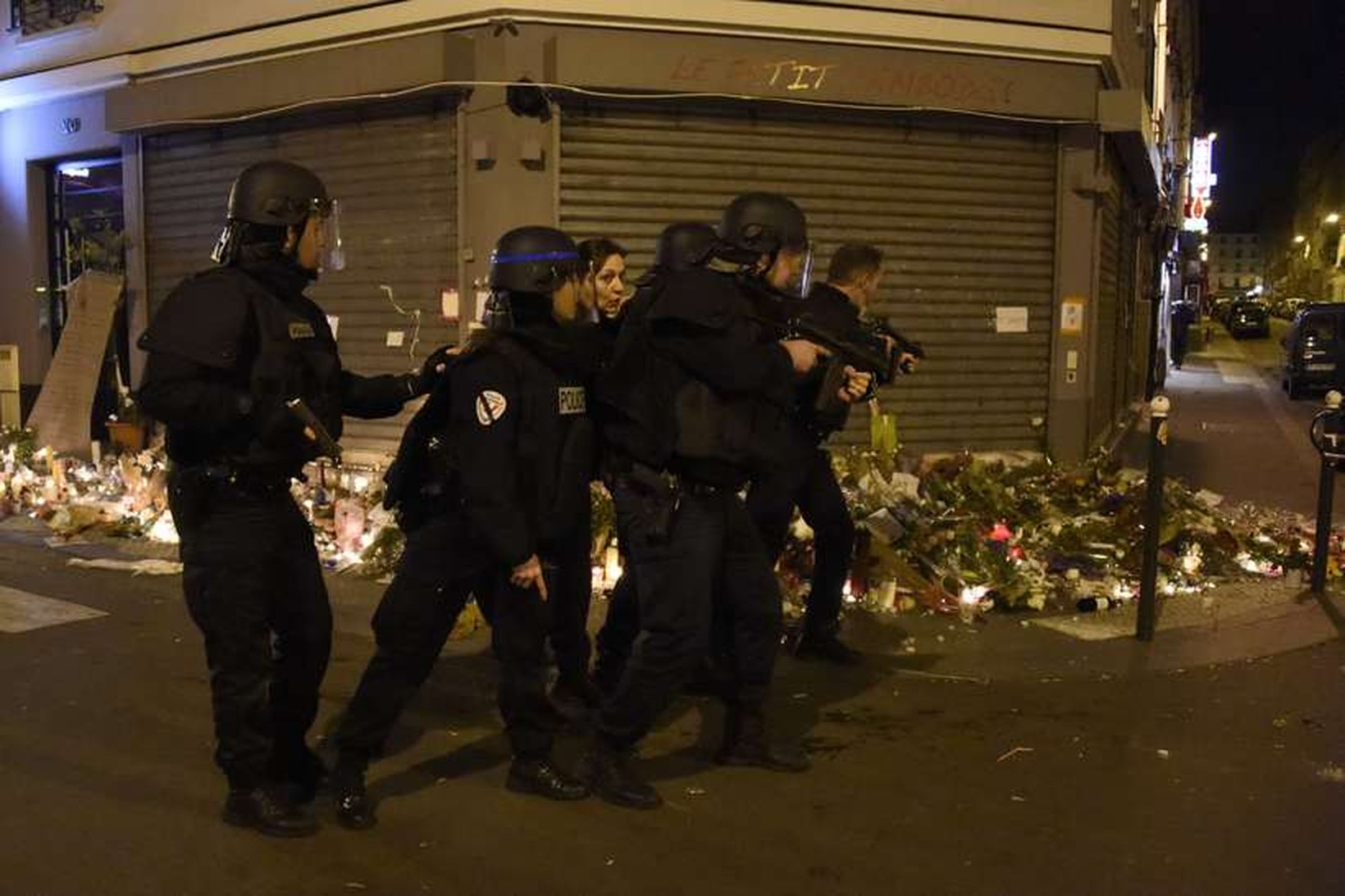 Lögreglumenn brugðust við uppþoti á torgi í París í dag …