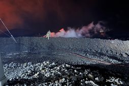 Slökkviliðsmenn að störfum í gærkvöldi.