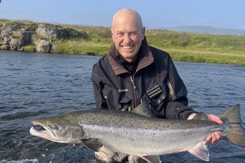 Bruno með hundraðkallinn úr Straumfjarðará. Þessi hængur veiddist í Bænhússtreng.