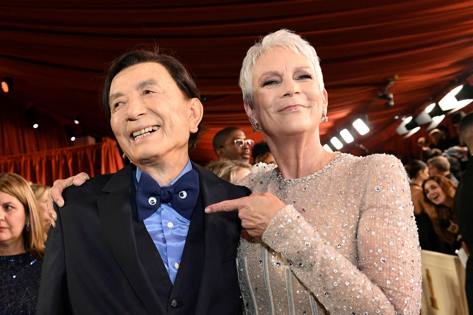 Leikararnir James Hong og Jamie Lee Curtis.