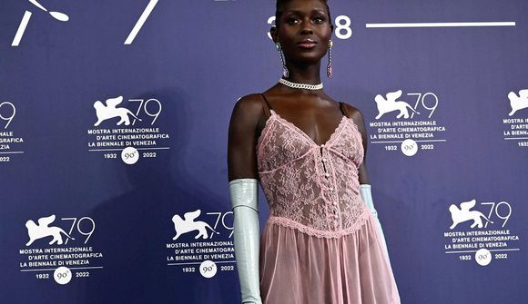 Mætti í náttkjól og latexhönskum