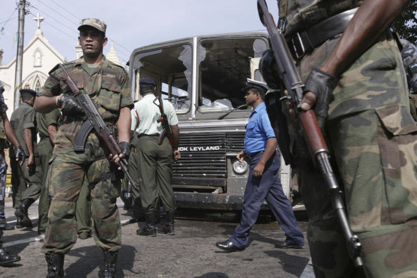 Stjórnarhermenn á Srí Lanka sjást hér við eftirlit í Colombo.