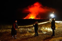 Ferðamenn að virða fyrir sér eldgosið í morgun.