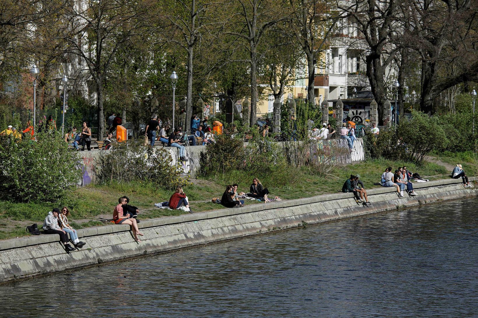 Fólk nýtur sólarinnar í Berlín í gær.