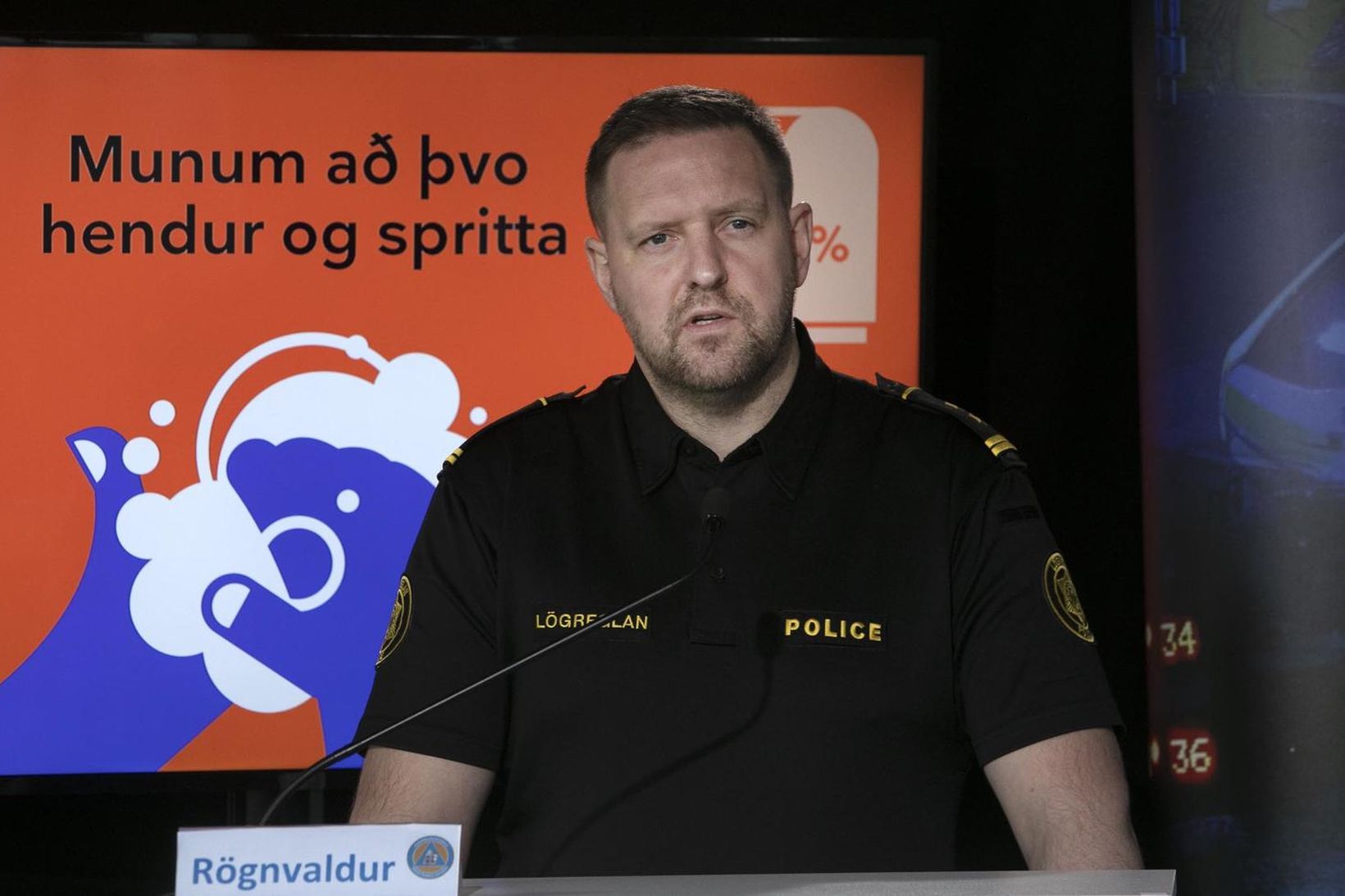 Rögnvaldur Ólafsson stýrir fundinum.