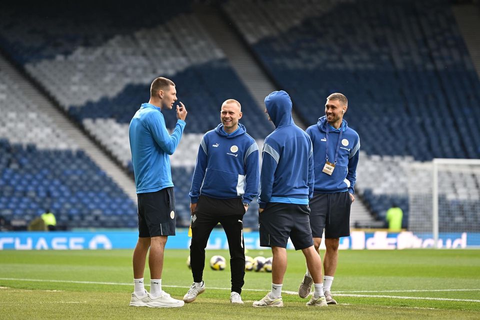 Hákon Rafn Valdimarsson, Jón Dagur Þorsteinsson og Daníel Leó Grétarsson spóka sig á Hampden Park …