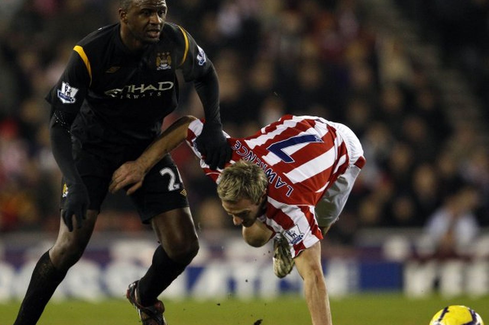 Patrick Vieira í baráttu við Liam Lawrence hjá Stoke í …