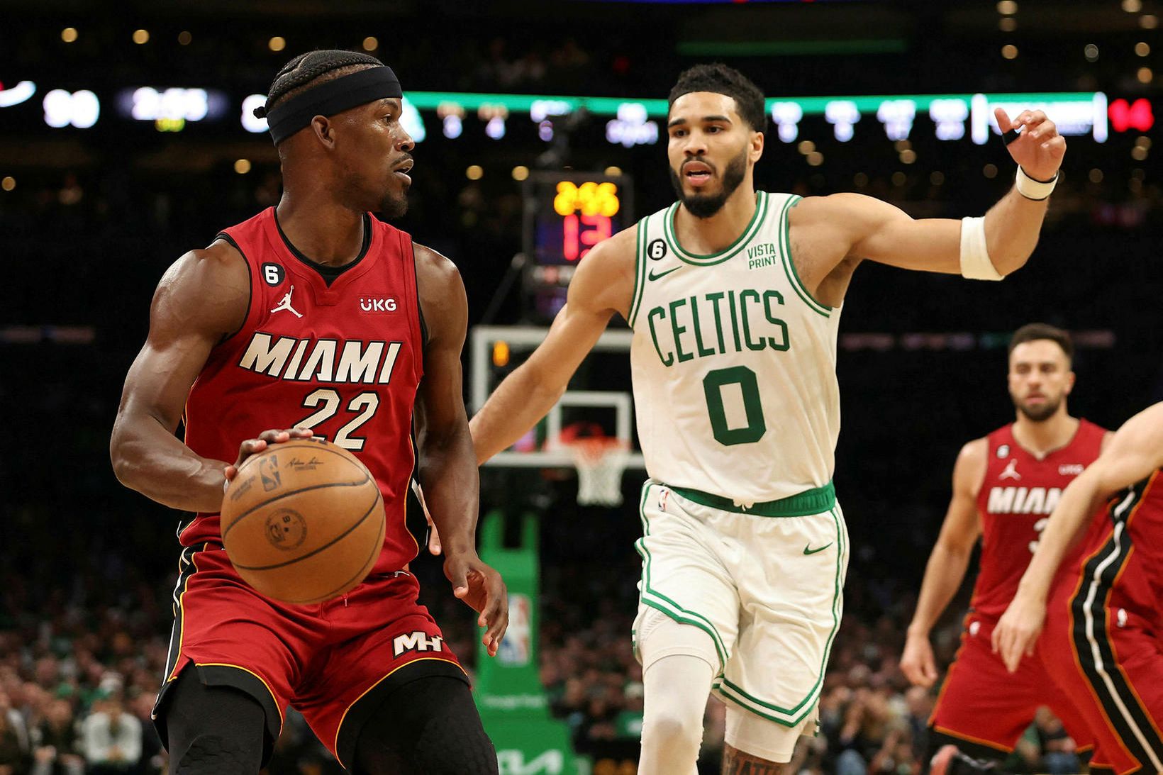 Jimmy Butler og Jayson Tatum takast á í leiknum í …