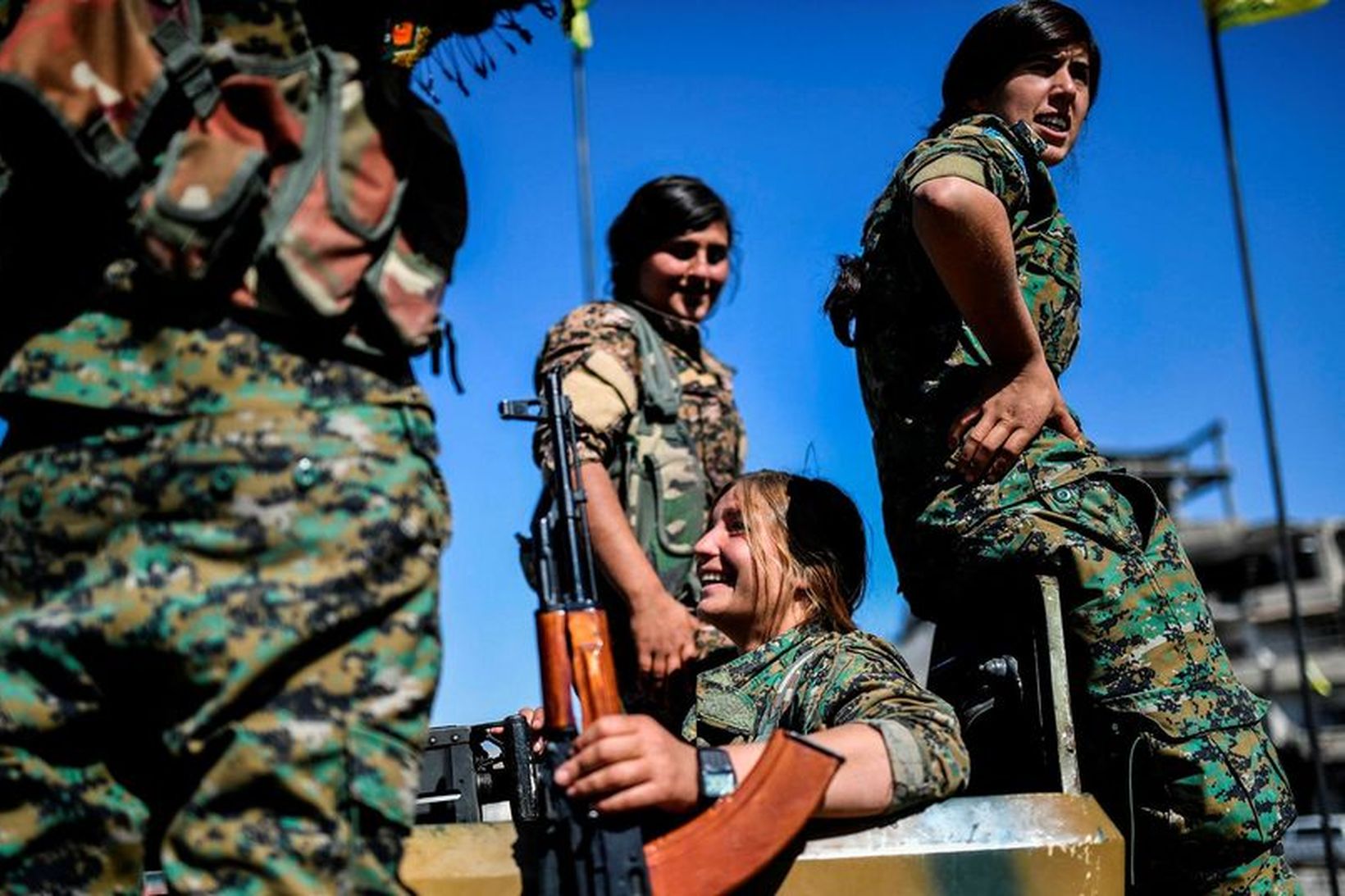 Kúrdískir hermenn úr SDF á torginu Al-Naim í Raqqa þar …