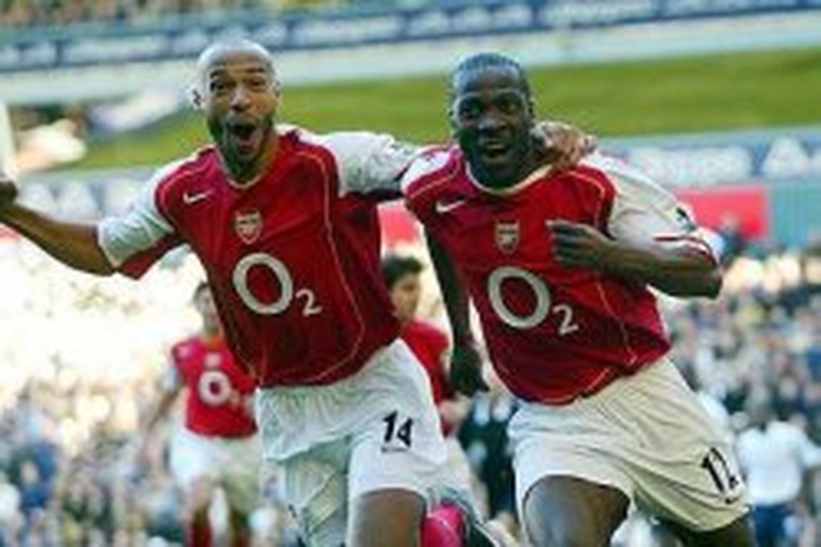 Lauren fagnar marki með Thierry Henry, félaga sínum í Arsenal.