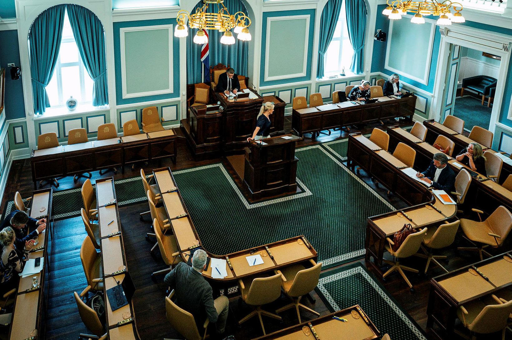 Þingflokksformenn við samningaborðið