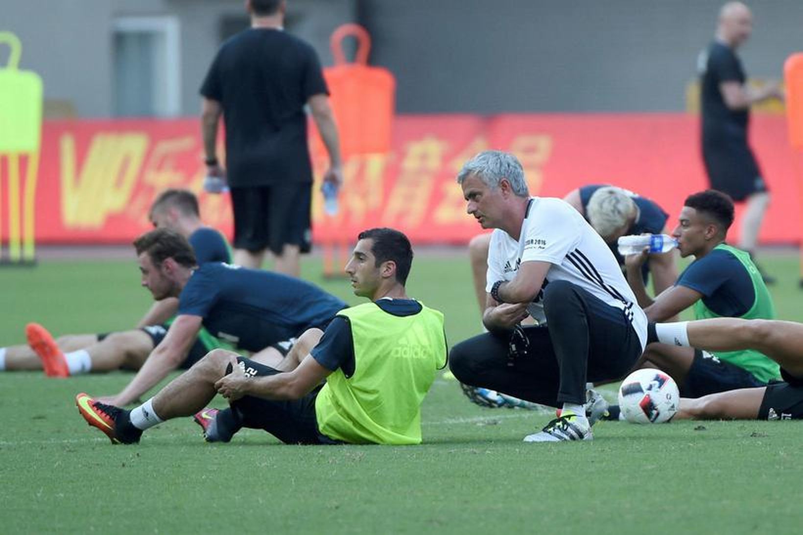 José Mourinho, knattspyrnustjóri Manchester United, stýrir æfingu liðsins í Shanghai.