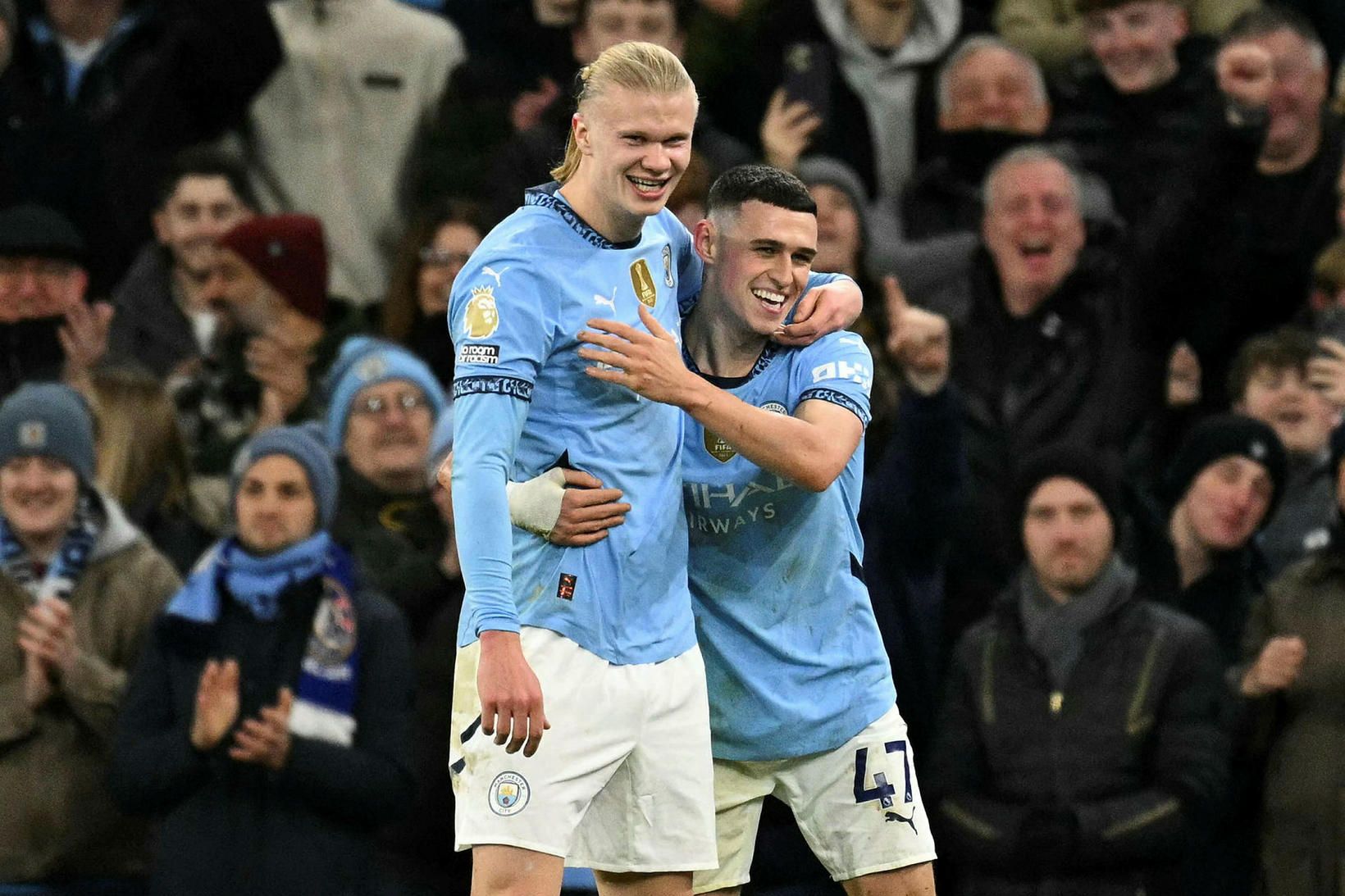 Phil Foden, t.h., fagnar sínu marki ásamt Erling Haaland.