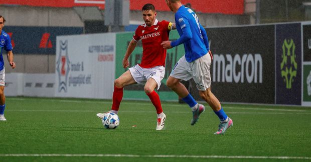 Kristinn Freyr Sigurðsson með boltann í kvöld.