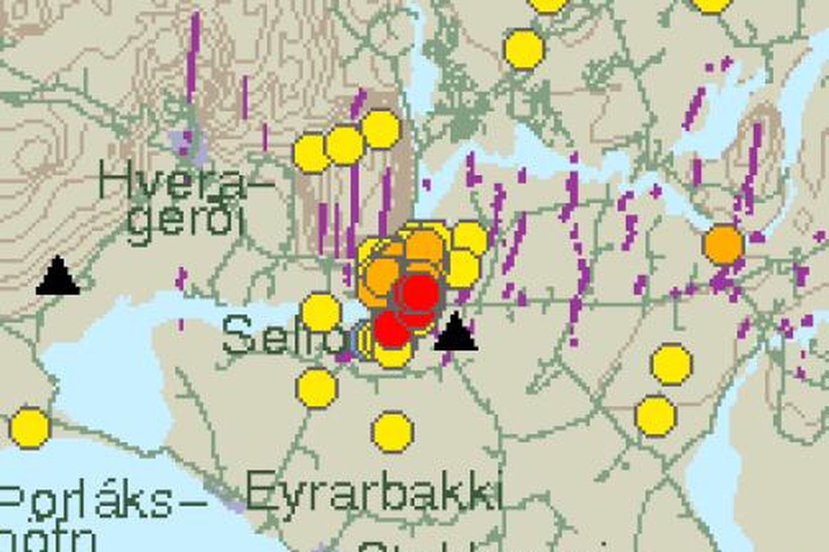 Skjálftakort Veðurstofunnar klukkan 17.20 í dag. Rauðu deplarnir tákna skjálfta …