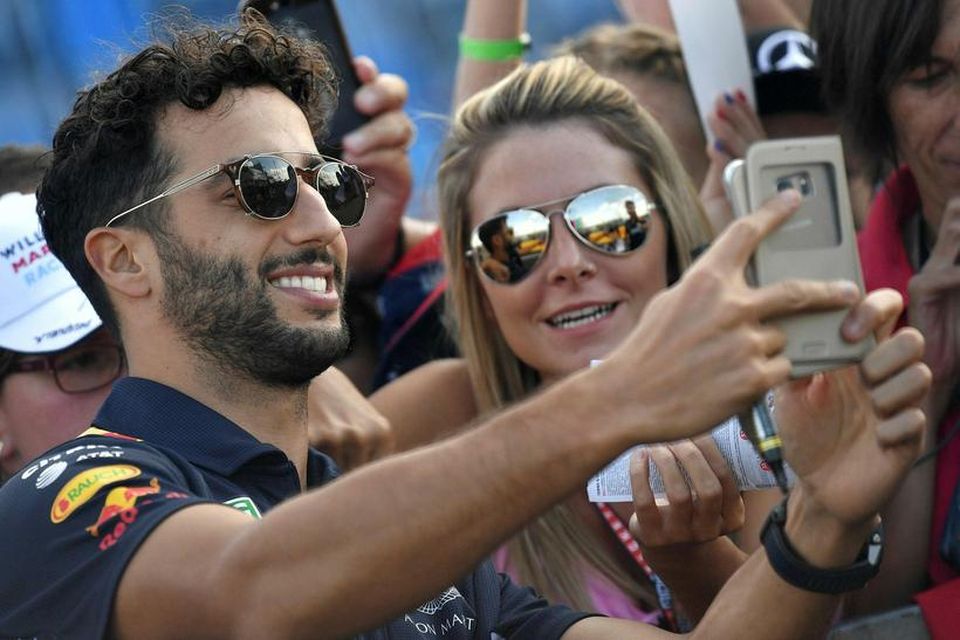 Daniel Ricciardo með aðdáendum í Hungaroring í dag.