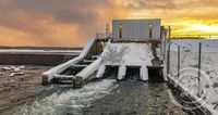 Stíflu skúr hrestur við á laxastiga við Elliðarvatn