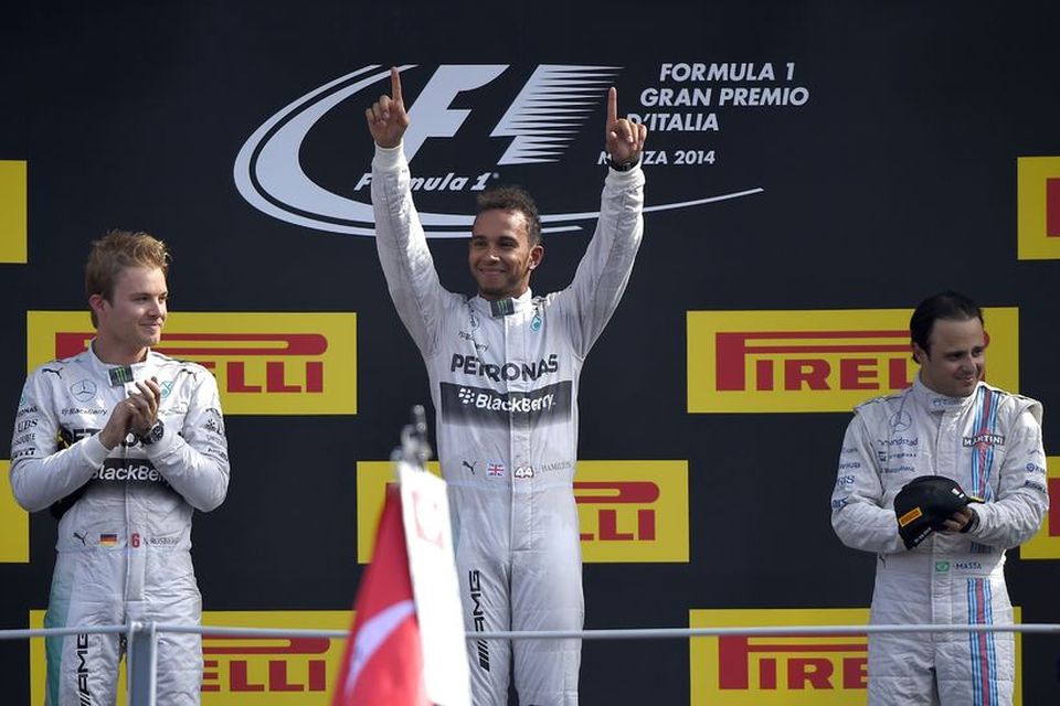 Nico Rosberg (l.t.v.) og Felipe Massa (l.t.h.) klappa fyrir sigurvegaranum í Monza, Lewis Hamilton.