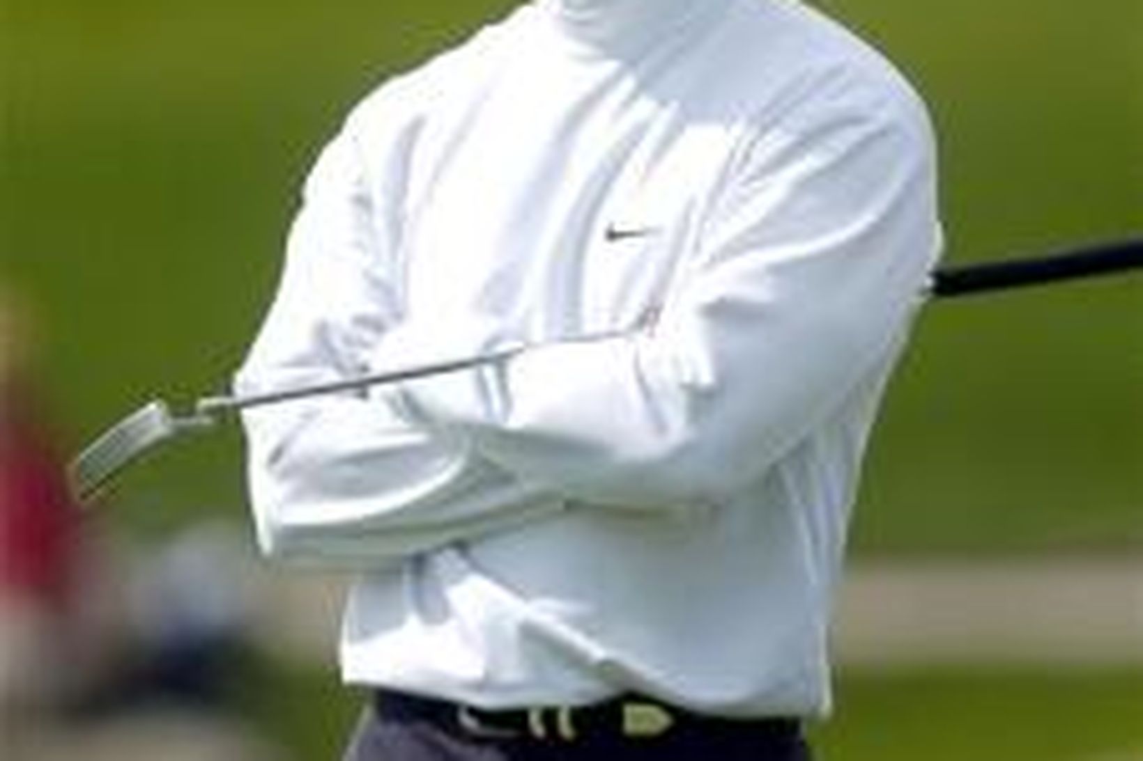 Tiger Woods fylgist áhyggjufullur með Nick O'Hern pútta.
