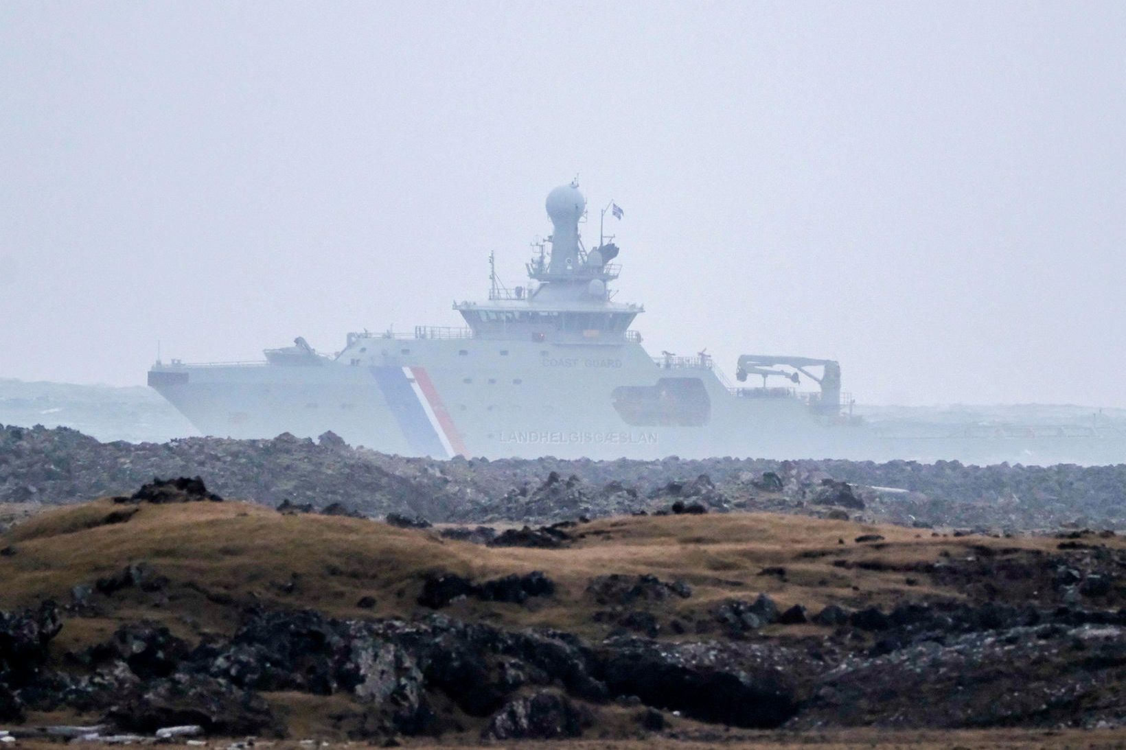 Varðskipið Þór fyrir utan Grindavík í síðasta mánuði.