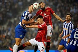 Nico González, Lisandro Martínez og Noussair Mazraoui í baráttunni í leik Porto og Manchester United …