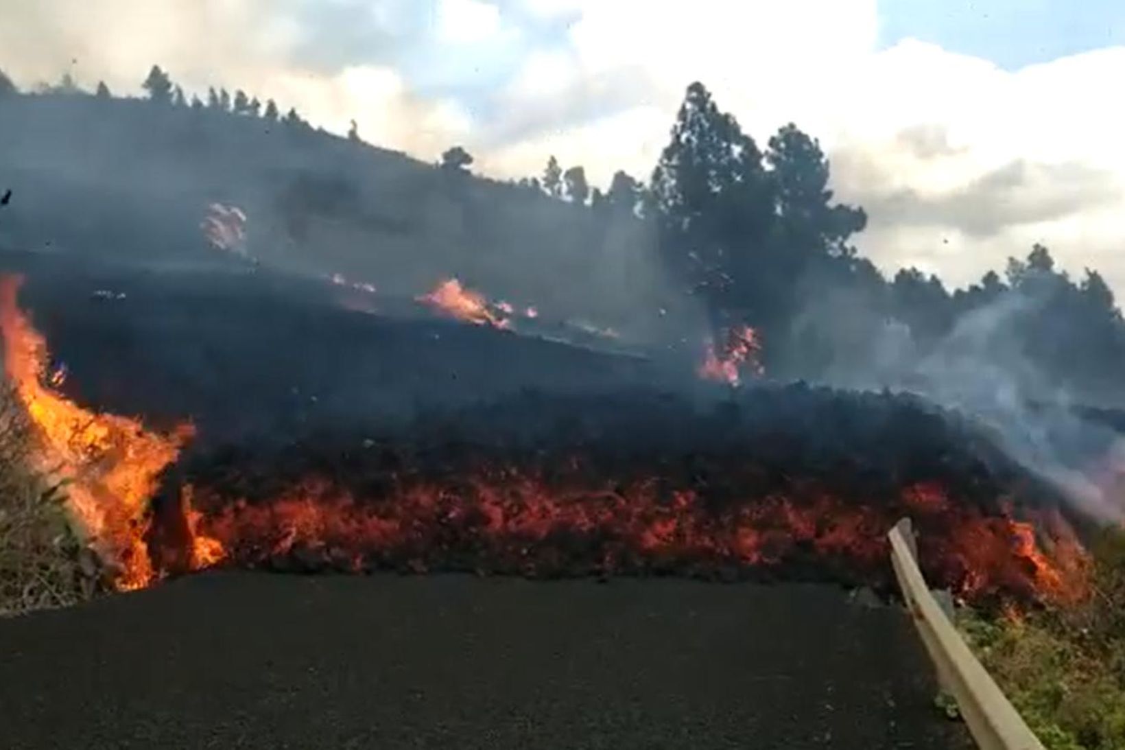 Hraun flæðir yfir vegi nærri gossvæðinu á La Palma.