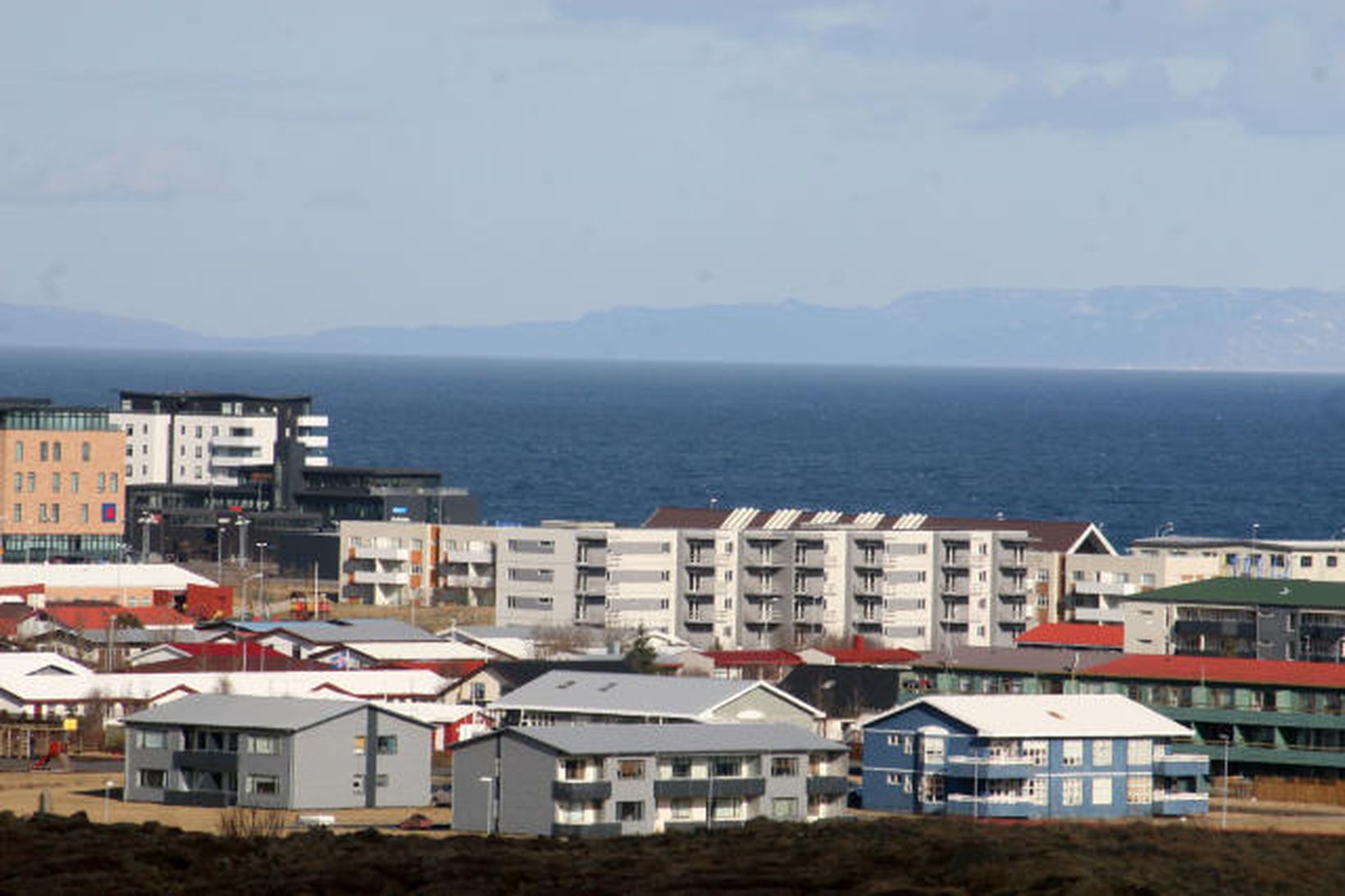 Harður árekstur varð á Njarðarbraut í Reykjanesbæ.
