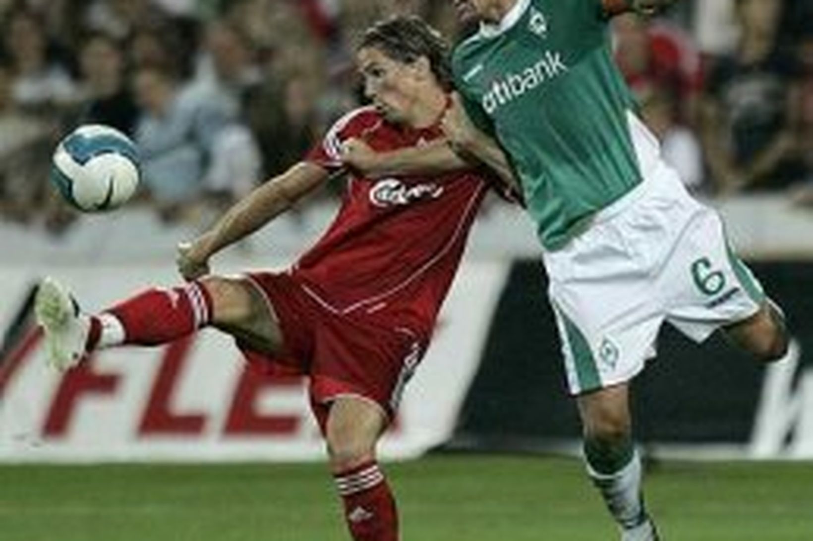 Fernando Torres í baráttunni með Liverpool gegn Werder Bremen í …