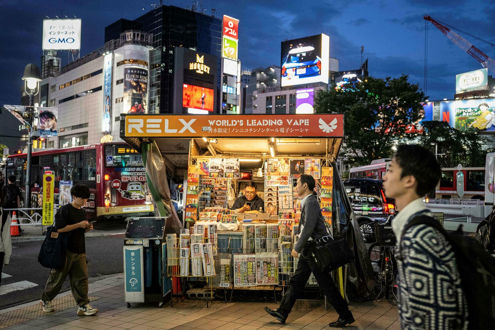 Fólk á gangi í Shibuya-hverfinu í Tókýó, höfuðborg Japans.