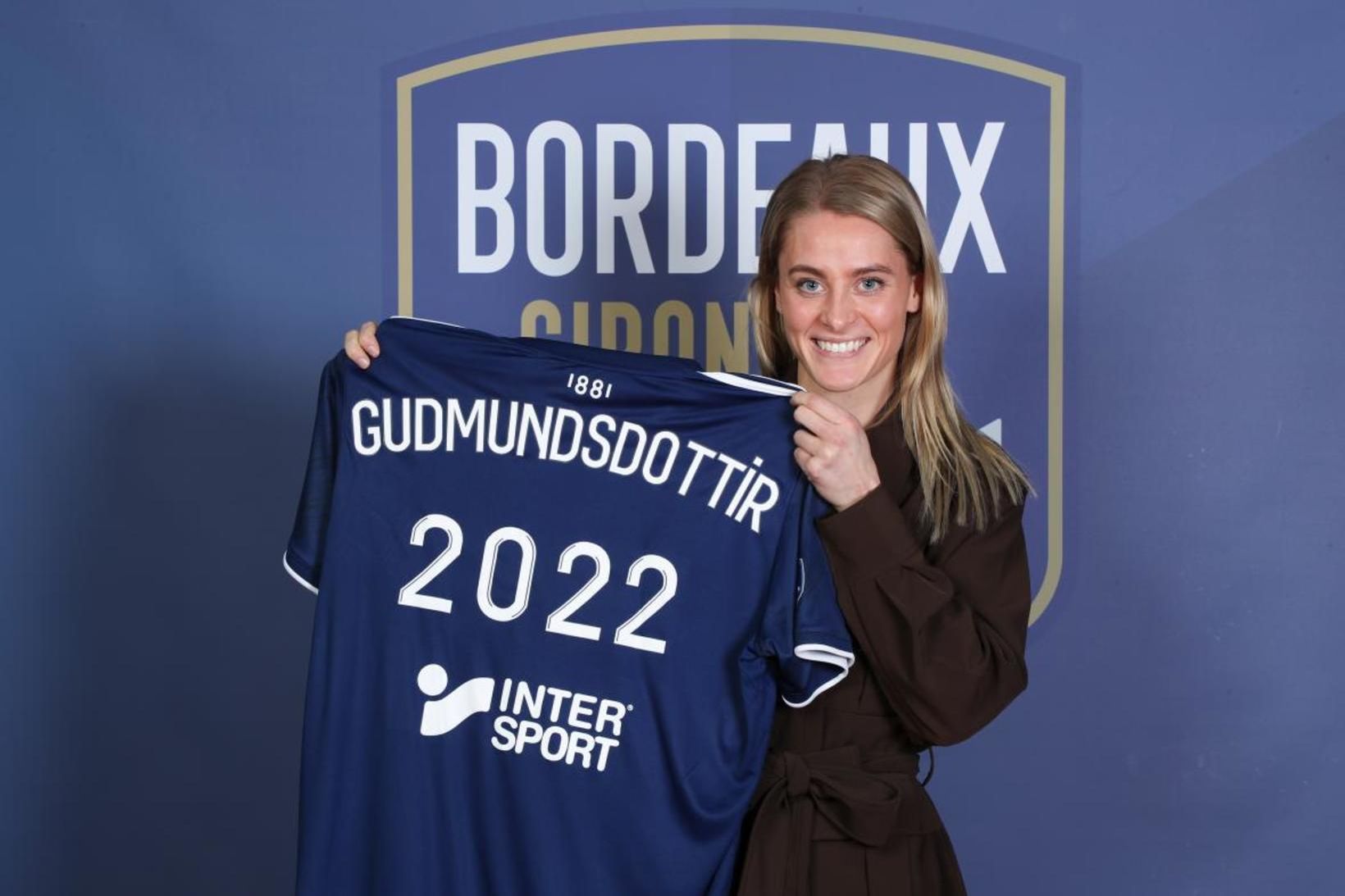 Svava Rós Guðmundsdóttir með treyju Bordeaux í dag.