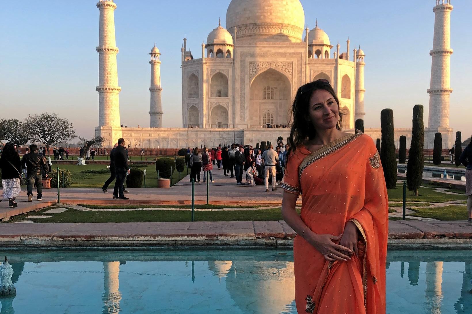 Sandra Dögg fyrir framan Taj Mahal á Indlandi.
