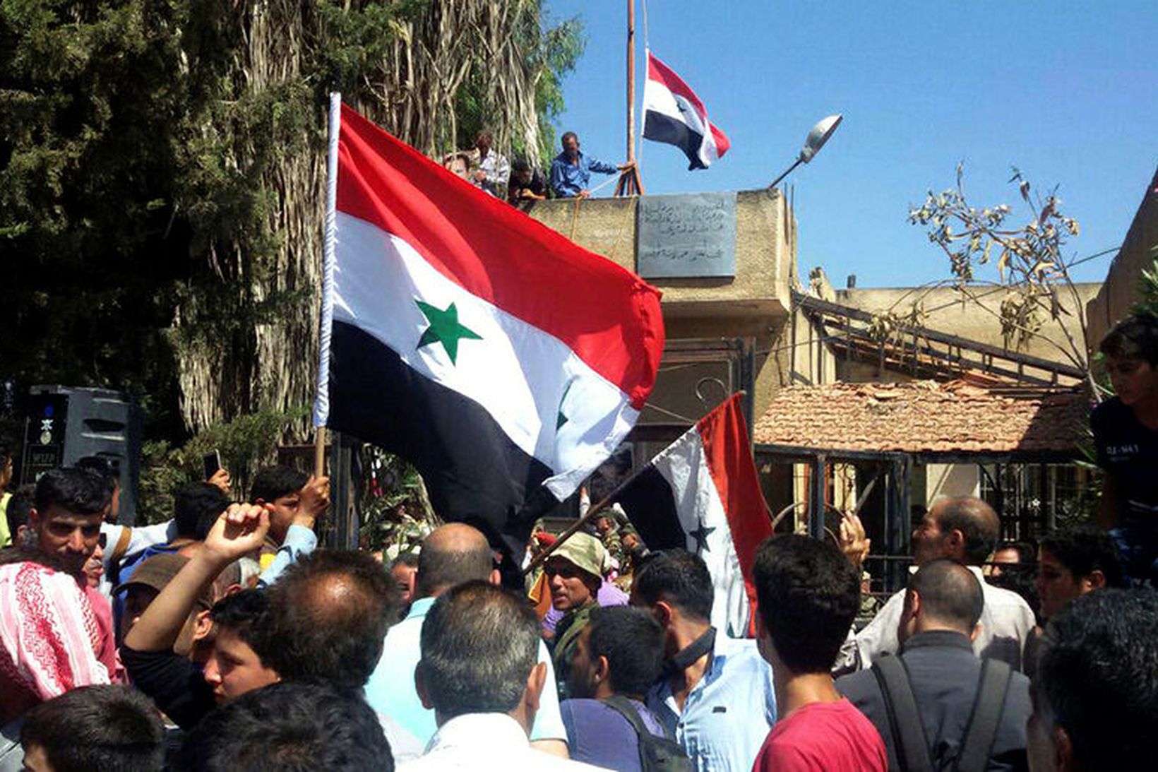 Sýrlenski fáninn sést nú í Daraa í fyrsta skipti í …