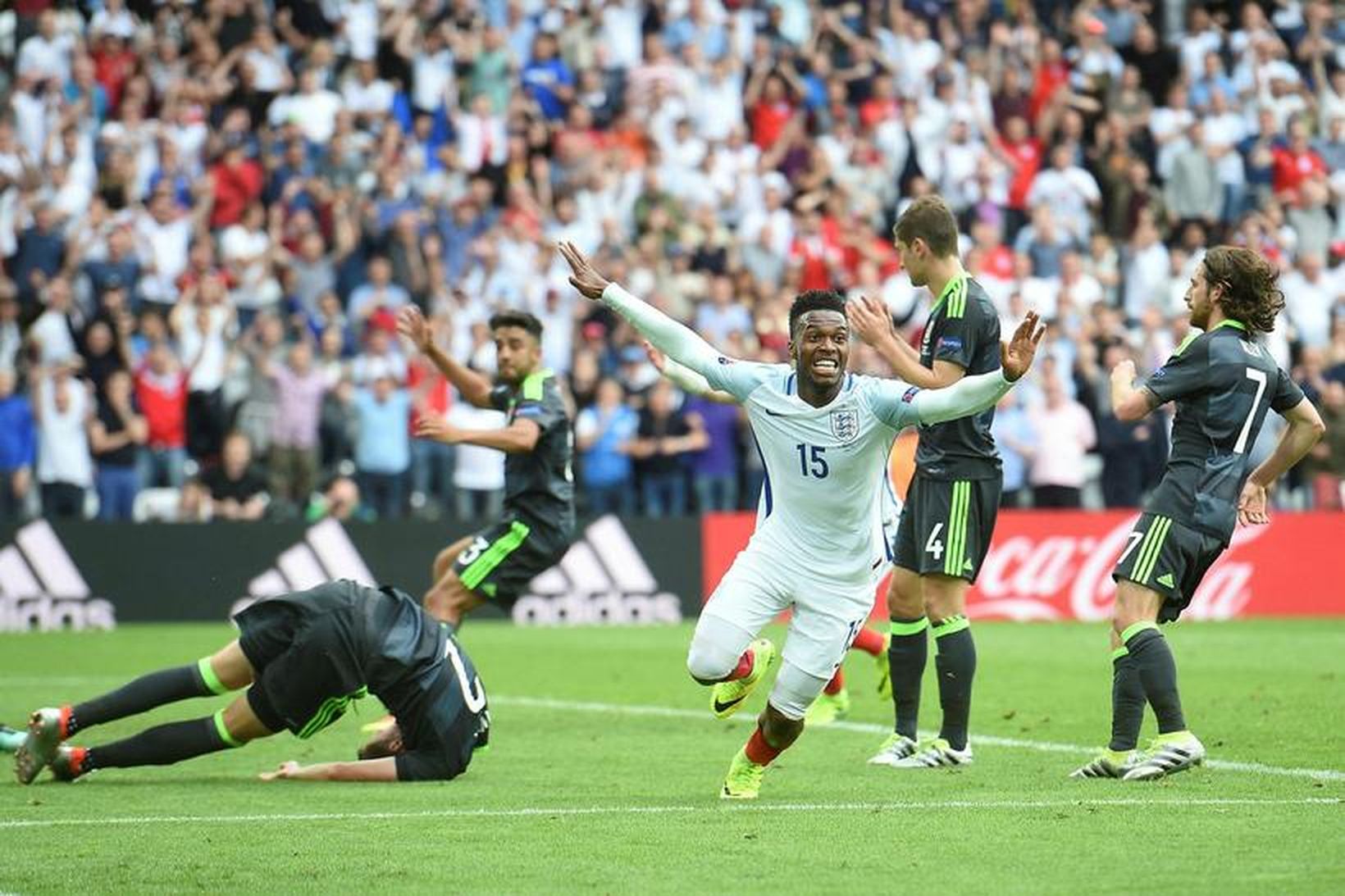 Daniel Sturridge fagnar sigurmarki sínu fyrir England gegn Wales í …