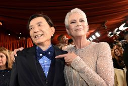 Leikararnir James Hong og Jamie Lee Curtis.