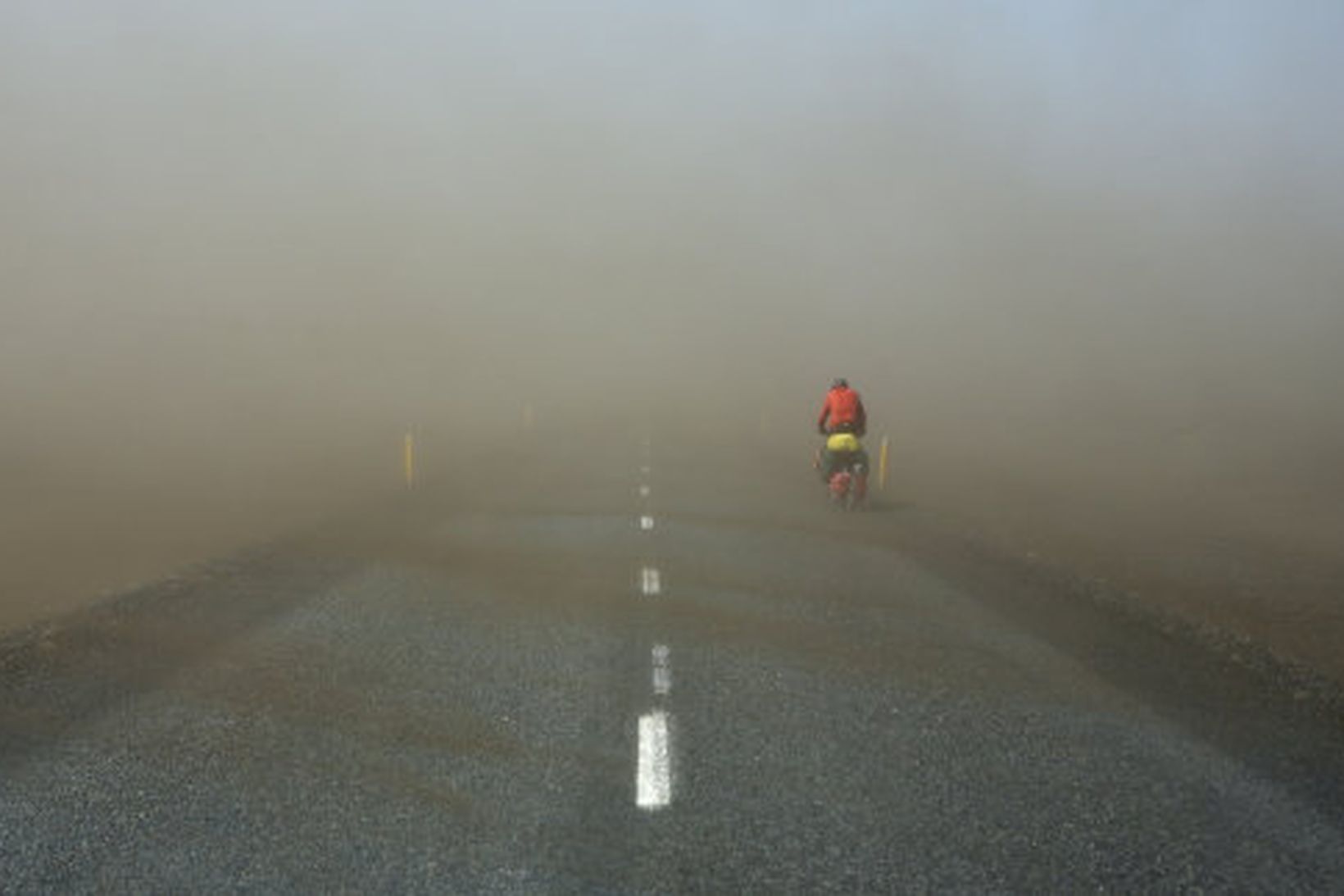 Hjólreiðarmaður á ferðinni í sandbyl á Skeiðarársandi. Mynd úr safni.