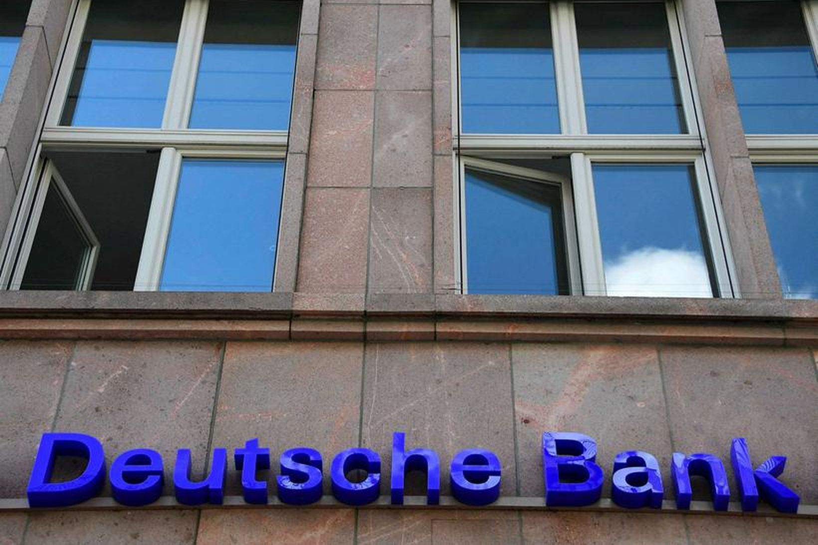 Hlutabréf í Deutsche Bank féllu í morgun.