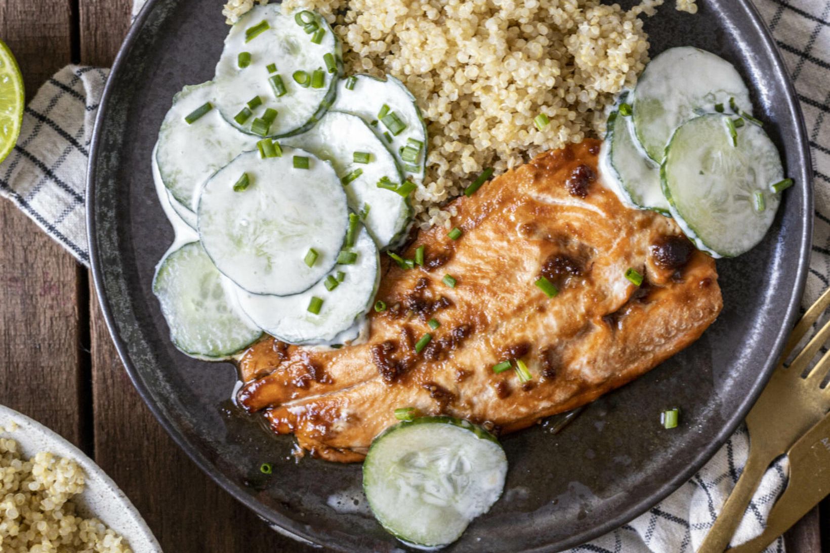 Undursamlega góð bleikja borin fram með agúrkusalatsósu og quinoa.